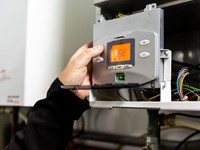 ¿Por qué el agua caliente de mi termo se agota muy rápido?