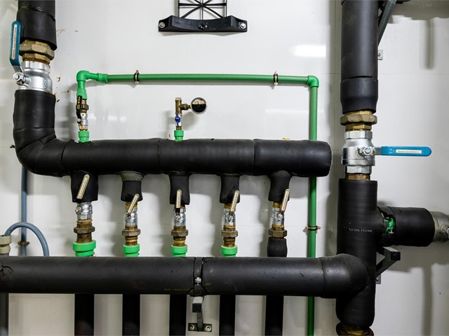 ¿Por qué mi termo eléctrico tarda mucho en calentar el agua?