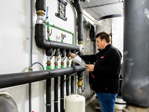 ¿Qué incluye un contrato de mantenimiento para una sala de calderas?