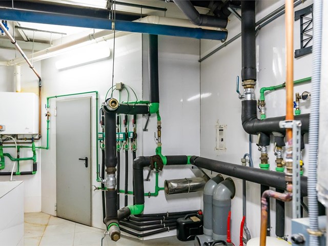 ¿Quién es responsable del mantenimiento de la sala de calderas en un edificio?